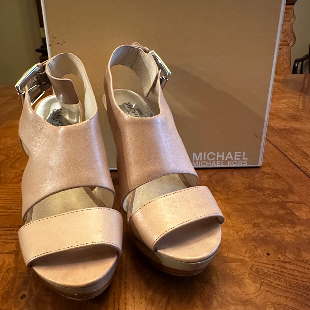 Michael Kors Carla Platform 8M Taupe(with box) worn once.